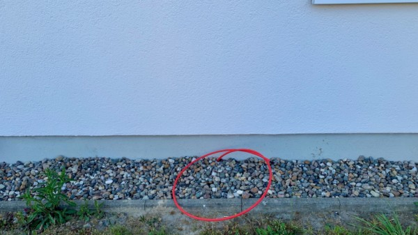 Glasfaserkabel vor Hauswand